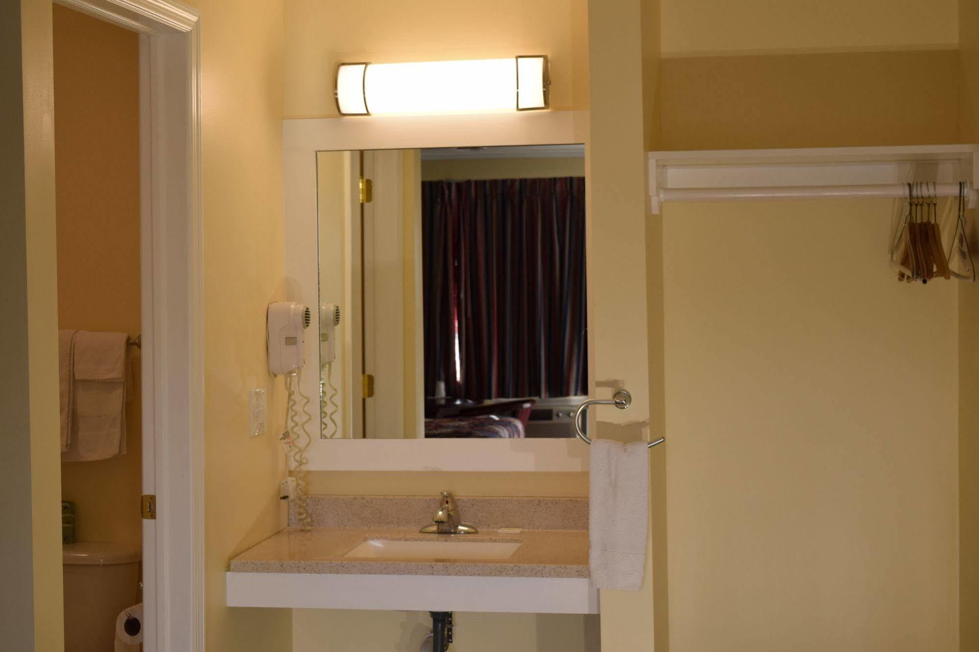 Top Hill Motel Saratoga Springs Zewnętrze zdjęcie